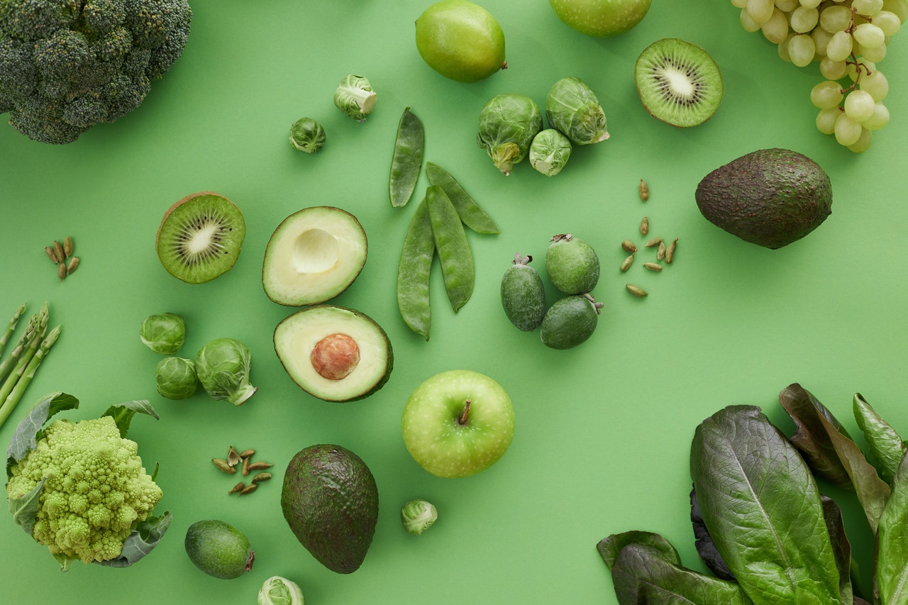 Photo composition of avocados, kiwis, salad, broccoli, grapes, apples that originally are green/dark green, but seen as light green/grey with protanopia